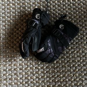 Great condition ski gloves kids